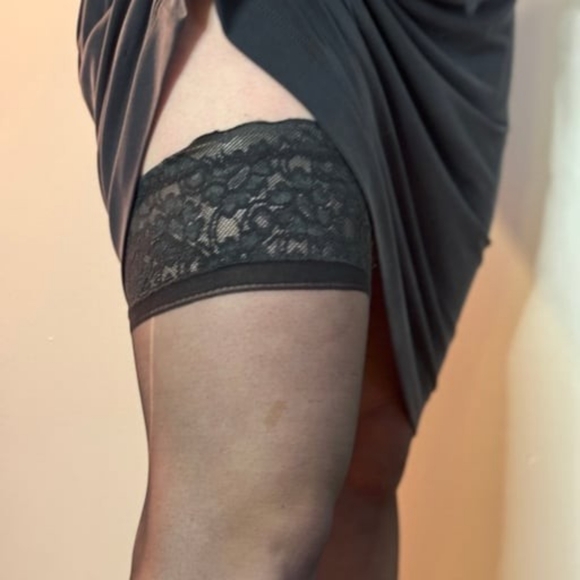 Black lace top thigh high stockings - Picture 5 of 12